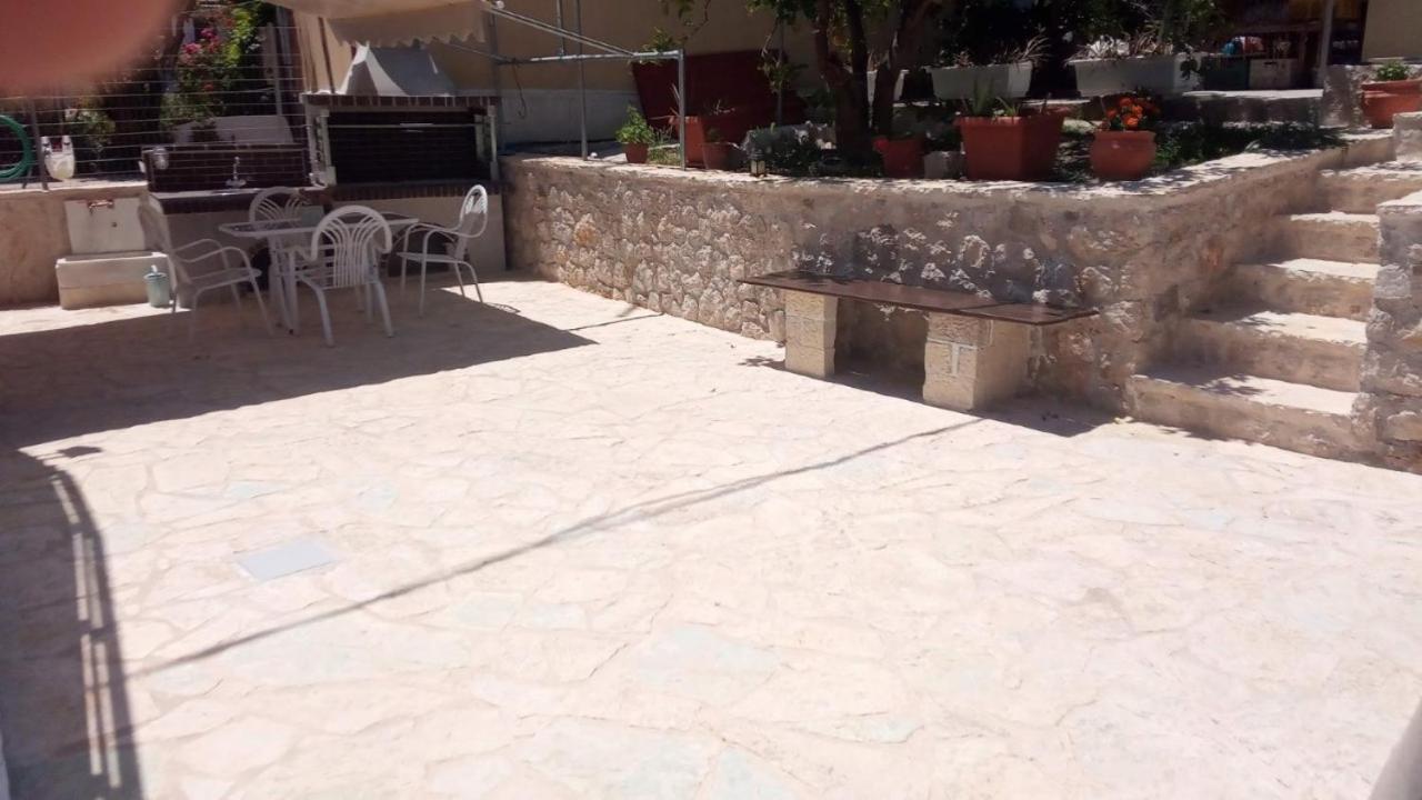 فيلا Korifásionفي Balcony With View المظهر الخارجي الصورة